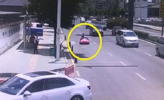 لقطات غريبة لسيدة تقود سيارة تصادم في الشارع (فيديو) لقطات غريبة لسيدة تقود سيارة تصادم في الشارع (فيديو)