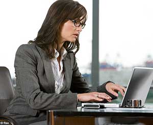 منع المرأة الجذابة من الوظائف "الذكورية"