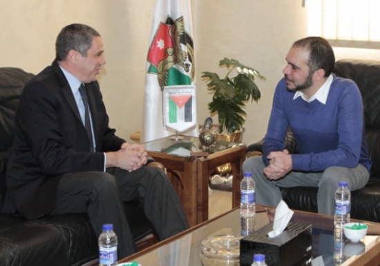 الأمير علي يلتقي السفير الألماني ورئيس اتحاد بافاريا للتعاون بمجال الكرة