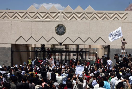 قرب عودة السفارتين البريطانية والأمريكية في اليمن للعمل من " عدن " قرب عودة السفارتين البريطانية والأمريكية في اليمن للعمل من " عدن "