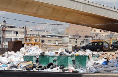 وزير لبناني: مأزق النفايات بات جزءا لا يتجزأ من المأزق السياسي في البلاد