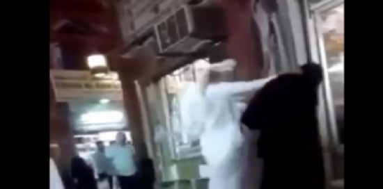 ضرب منقبة في سوق بالكويت يشعل موجة غضب عارمة (فيديو)