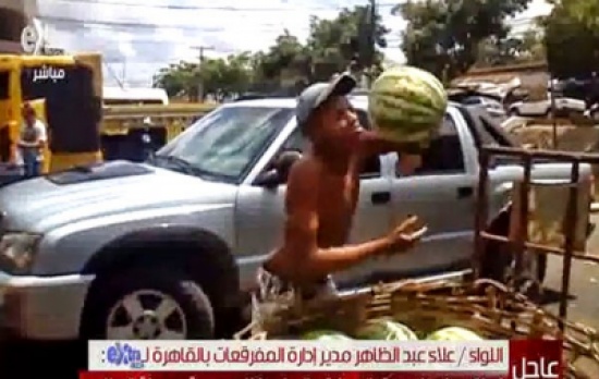 مهارة فائقة لمراهق فى التقاط البطيخ