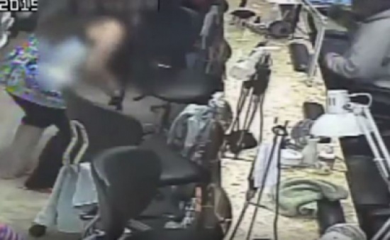 شاهد.. لص يسرق صالون تجميل تحت تهديد السلاح