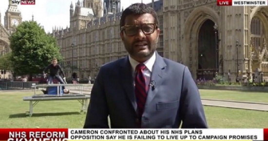 شاهد.. ساحران يؤديان خدعة خلف مراسل