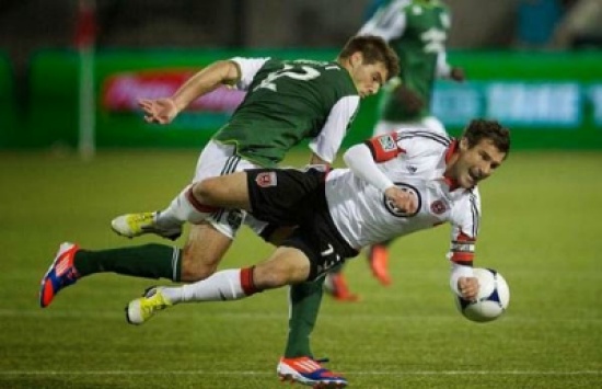 حكم يعيد تنفيذ ركلة جزاء 3 مرات !