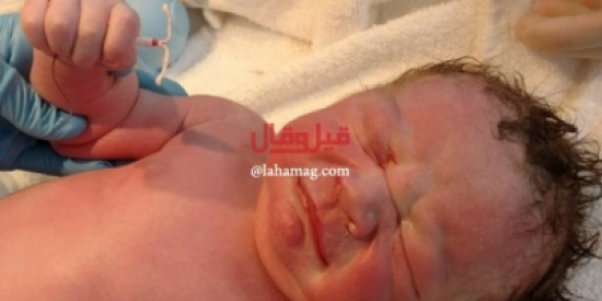 الطفل الذي أشعل مواقع التواصل حول العالم.. لن تصدقوا ماذا حمل بيده عند ولادته!! الطفل الذي أشعل مواقع التواصل حول العالم.. لن تصدقوا ماذا حمل بيده عند ولادته!!