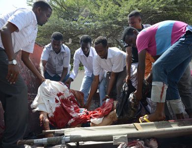 مقتل ثلاثة أطباء سوريين وثلاثة آخرين صوماليين في هجوم لمسلحين بمقديشو