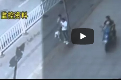 بالفيديو.. رجل يعض أذن زوجته في الشارع بعد خلاف دار بينهما بالفيديو.. رجل يعض أذن زوجته في الشارع بعد خلاف دار بينهما