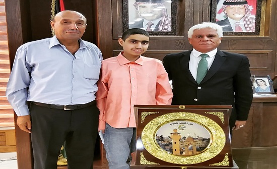 تكريم كفيف ويغسل كلى حصل على معدل 96 في التوجيهي تكريم كفيف ويغسل كلى حصل على معدل 96 في التوجيهي