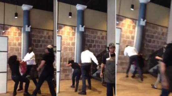 شاهد.. شجار عنيف بين مدير مطعم وموظفة