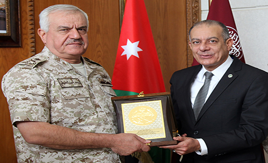 الحنيطي يتسلم الوسام الذهبي من الاتحاد العربي للرياضة العسكرية الحنيطي يتسلم الوسام الذهبي من الاتحاد العربي للرياضة العسكرية