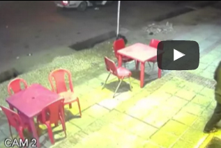 بالفيديو.. لحظة سرقة شاب "سيخ" دجاج مشوي من مطعم