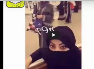 شاهد.. امرأة تصفع فتاة خليجية داخل مركز تجاري