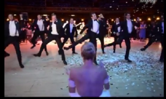 فيديو عريس يرقص لعروسه يُشعل 'فيسبوك'