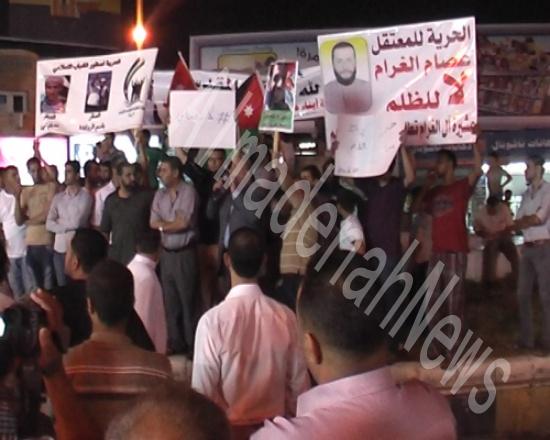 مسيرة ليلية في إربد تطالب بالافراج عن معتقلي الحراك " صور " مسيرة ليلية في إربد تطالب بالافراج عن معتقلي الحراك " صور "
