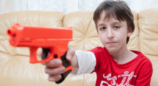 مدرسة بريطانية تستدعي الشرطة لصبي بسبب "مسدس برتقالي"