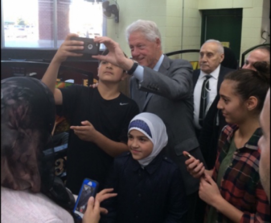 صور: تناول الفلافل والتقط السيلفي.. كلينتون يروّج لزوجته في أكثر مدينة عربية بأمريكا صور: تناول الفلافل والتقط السيلفي.. كلينتون يروّج لزوجته في أكثر مدينة عربية بأمريكا