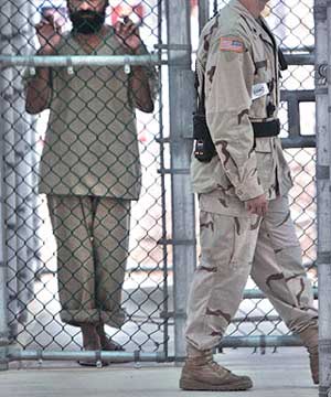 محكمة عسكرية في غوانتانامو تقضي بسجن "سائق بن لادن" 14 عاماً 