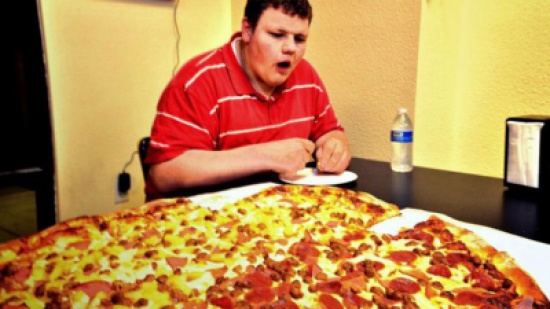 مكافأة مالية لكل من يلتهم 7 كيلوغرامات من البيتزا!