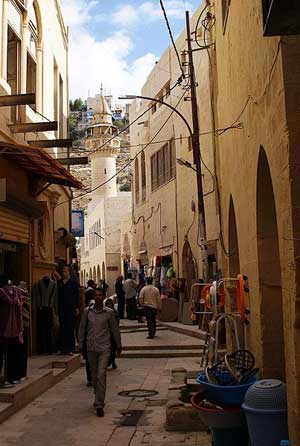 تجار مسجد السلط الكبير يستلمون مفاتيح محلاتهم التجارية بعد ترميمها وصيانتها