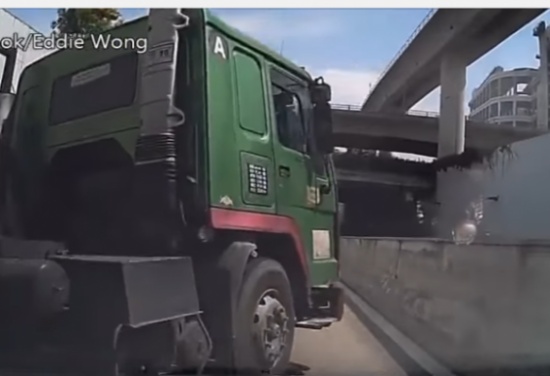 شاهد.. سائق يوثق لحظة سحق شاحنة لمركبته