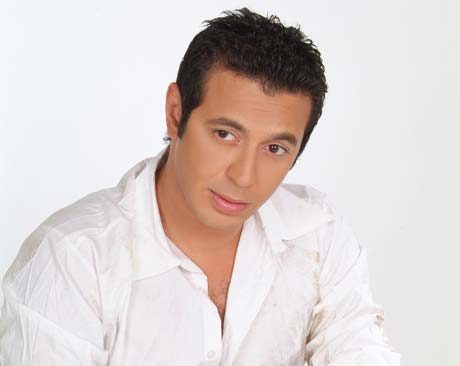 مصطفى شعبان يصرف أمواله الحرام على الفقراء والمساكين 