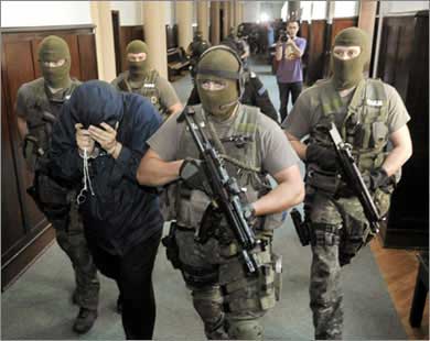 تسليم متهم في اغتيال المبحوح 