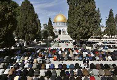القوات الإسرائيلية تحاصر "الأقصى" بأول جمعة في رمضان