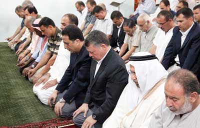 الملك يشارك جموع المصلين أداء صلاة الجمعة في مسجد أبو درويش 