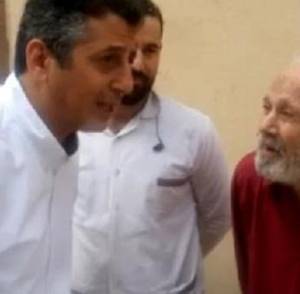 مسؤول في مصنع مصري يعاقب العاملين ويوبخهم بسبب الصلاة في وقتها “فيديو” مسؤول في مصنع مصري يعاقب العاملين ويوبخهم بسبب الصلاة في وقتها “فيديو”