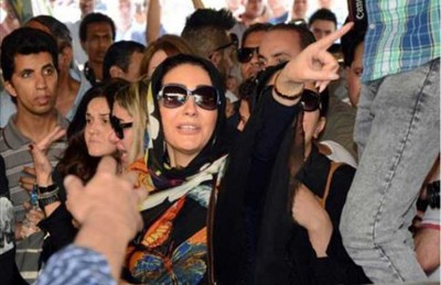 وفاء عامر تنفعل في جنازة حسن مصطفى: خليكوا رجالة وافتحوا الطريق وفاء عامر تنفعل في جنازة حسن مصطفى: خليكوا رجالة وافتحوا الطريق