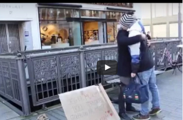 شاهد.. رد فعل أجانب على شاب مسلم يطلب معانقتهم