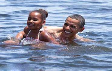 أول رئيس أمريكي يظهر بصدر عار ويسبح في خليج لوثه النفط