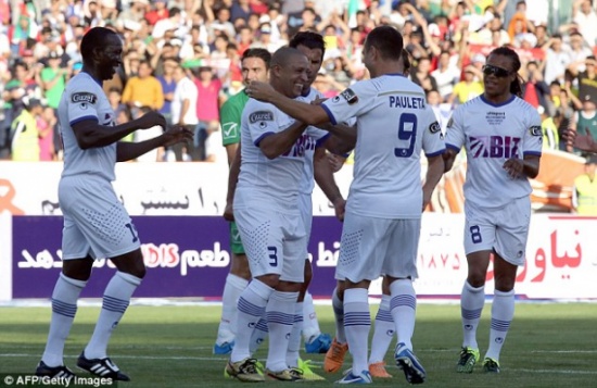 بالفيديو والصور : فيجو وروبرتو كارلوس يقودان نجوم العالم للفوز على إيران في مباراة خيرية بالفيديو والصور : فيجو وروبرتو كارلوس يقودان نجوم العالم للفوز على إيران في مباراة خيرية