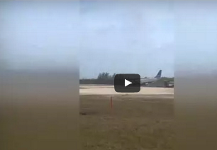 شاهد.. طائرة تهبط بدون عجلات أمامية