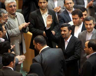 نجاد يقر قانونا يمنع التعاون مع الذرية 