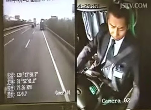 انشغل بالهاتف لثواني فصطدم بشاحنة متوقفة !