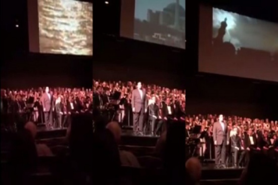 شاهد.. مبتعثٌ سعودي يرفع الأذان أثناء احتفالية بجامعة أمريكية