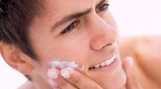 بشرة الرجال أكثر نعومة من النساء