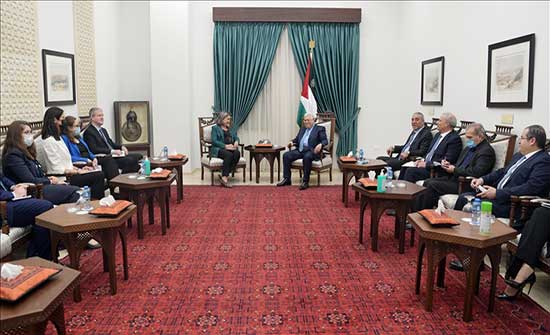 عباس يطلع مساعدة وزير الخارجية الأمريكية على ممارسات إسرائيل عباس يطلع مساعدة وزير الخارجية الأمريكية على ممارسات إسرائيل