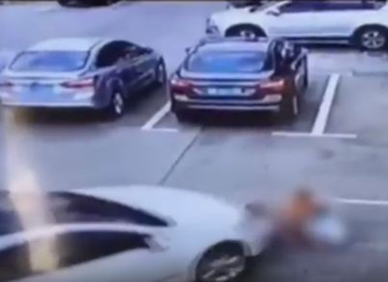 بالفيديو: مشهد مروع لإمرأة تنظر في هاتفها وتدهس 3 أطفال بسيارتها