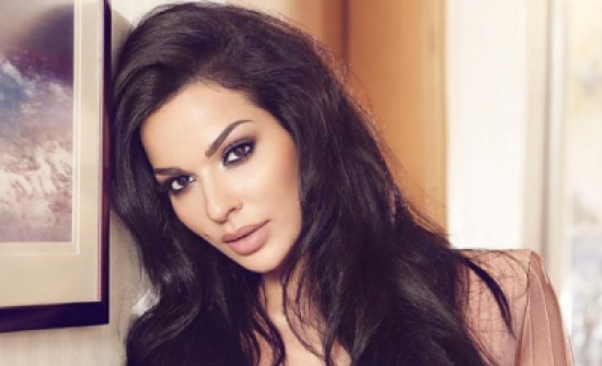 بالفيديو – نادين نسيب نجيم تتمايل وتتغنّج على والد أمل كلوني وتوجّه لها رسالة! بالفيديو – نادين نسيب نجيم تتمايل وتتغنّج على والد أمل كلوني وتوجّه لها رسالة!