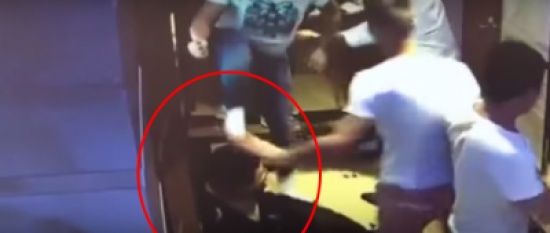 بالفيديو: 20 شاباً ينهالون بالضرب على نادل بالصين بالفيديو: 20 شاباً ينهالون بالضرب على نادل بالصين