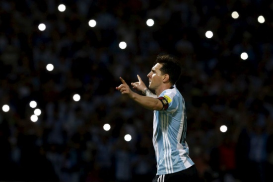 أربعة لاعبين بوليفيين يدخلون في صراع من أجل قميص ميسي