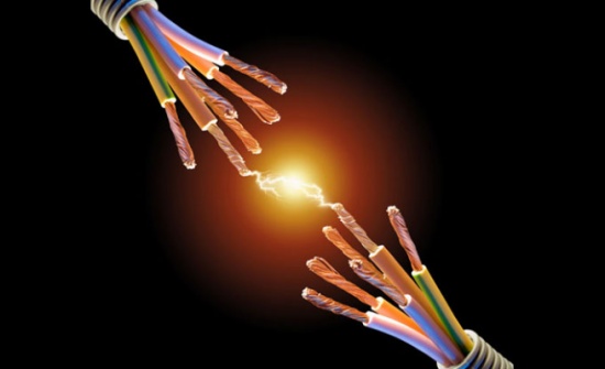 تماس كهربائي يتسبب بحريق في مستودع دهانات في القويسمة