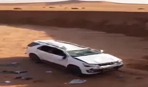 شاهد.. سيارة تهوي بصاحبها في حفرة عميقة