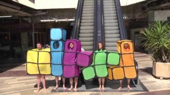 شاهد..  فرنسيون يلعبون لعبة Tetris الشهيرة في الشوارع العامة