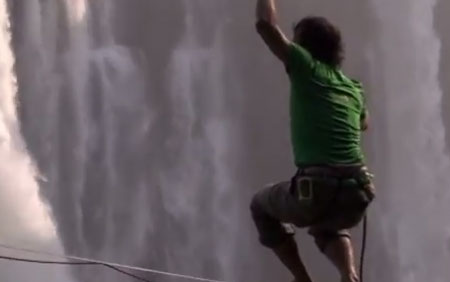 بالفيديو : مغامران بهلوانان يقهران شلال فيكتوريا بحبل مشدود