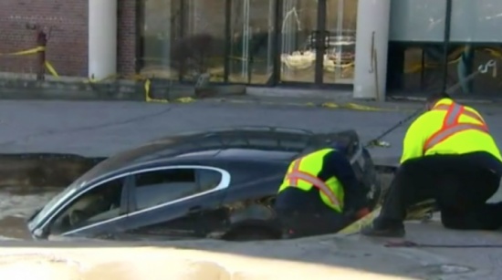 فيديو: سيارة فارهة تسقط في حفرة جحيم والسائق ينجو بأعجوبة